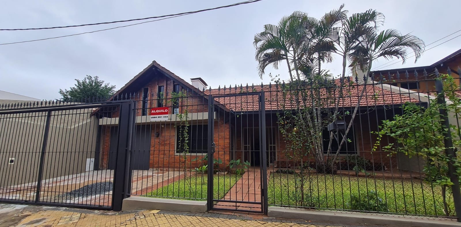 Alquilo residencia a 200 metros del Campus de la Universidad Católica de Asunción