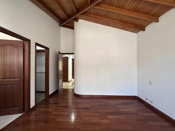 Casa de 4 alcobas en arriendo en El Poblado, Medellín, 293 m² · foto 5 de 20