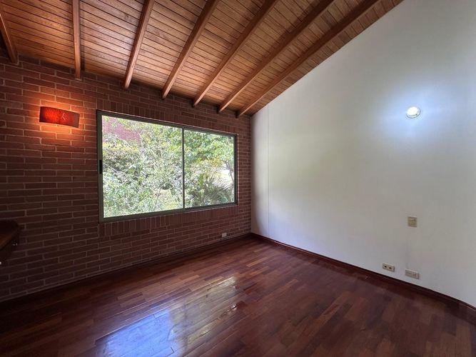 Casa de 4 alcobas en arriendo en El Poblado, Medellín, 293 m² · foto 9 de 20