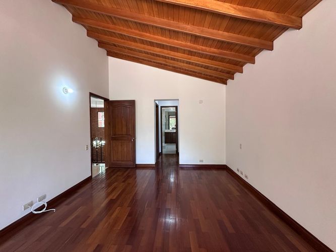 Casa de 4 alcobas en arriendo en El Poblado, Medellín, 293 m² · foto 13 de 20
