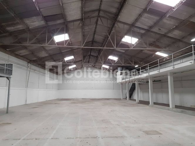 Bodega en arriendo en La Aguacatala, Medellín, 1430 m² · foto 3 de 13