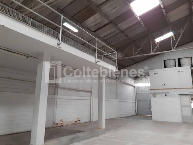 Bodega en arriendo en La Aguacatala, Medellín, 1430 m² · foto 4 de 13