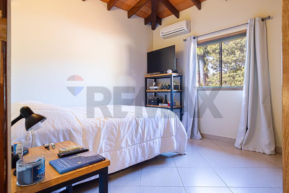 Casa con 4 Dormitorios y amplio patio en Lambaré — foto 3