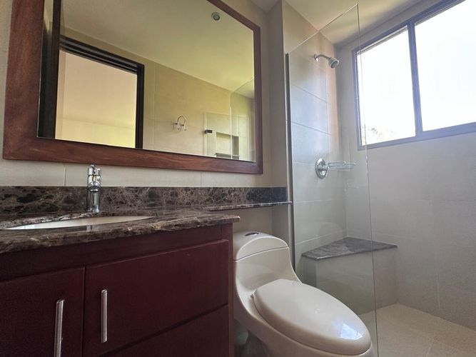 Apartamento de 3 alcobas en arriendo en El Poblado, Medellín, 236 m² · foto 18 de 19