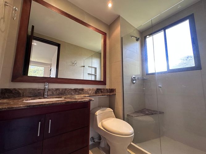 Apartamento de 3 alcobas en arriendo en El Poblado, Medellín, 236 m² · foto 17 de 19
