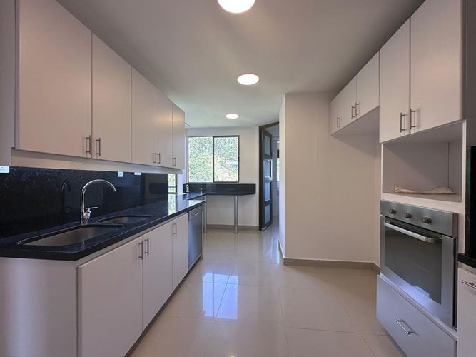 Apartamento de 3 alcobas en arriendo en El Poblado, Medellín, 236 m² · foto 5 de 19