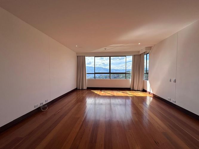 Apartamento de 3 alcobas en arriendo en El Poblado, Medellín, 236 m² · foto 3 de 19
