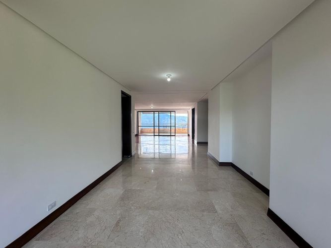 Apartamento de 3 alcobas en arriendo en El Poblado, Medellín, 236 m² · foto 2 de 19