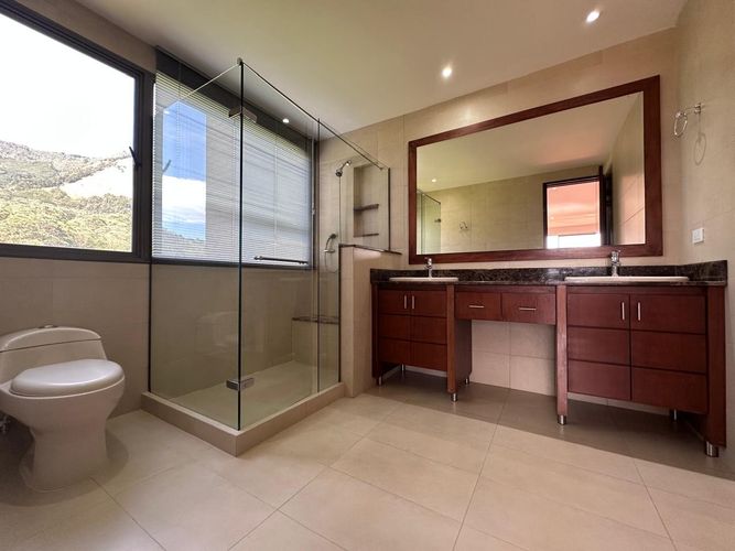 Apartamento de 3 alcobas en arriendo en El Poblado, Medellín, 236 m² · foto 16 de 19