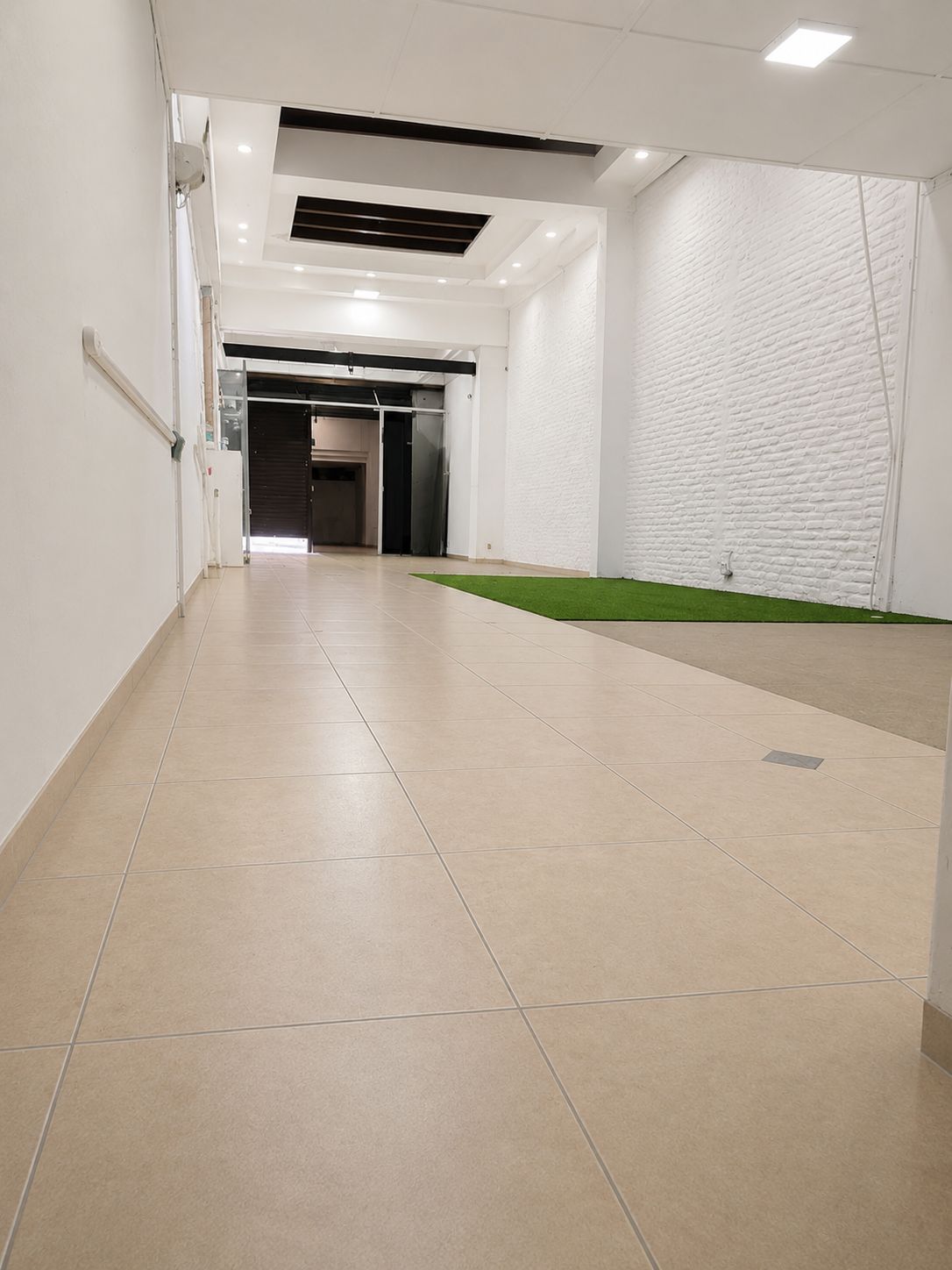 ALQUILER | EXCELENTE Local COMERCIAL con ALTURA