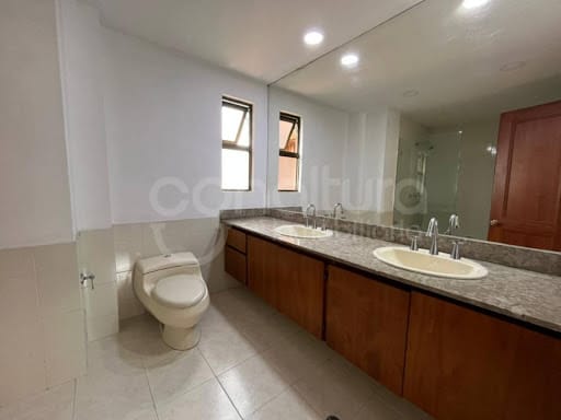 Apartamento de 3 alcobas en arriendo en El Tesoro, Medellín, 350 m² · foto 19 de 24