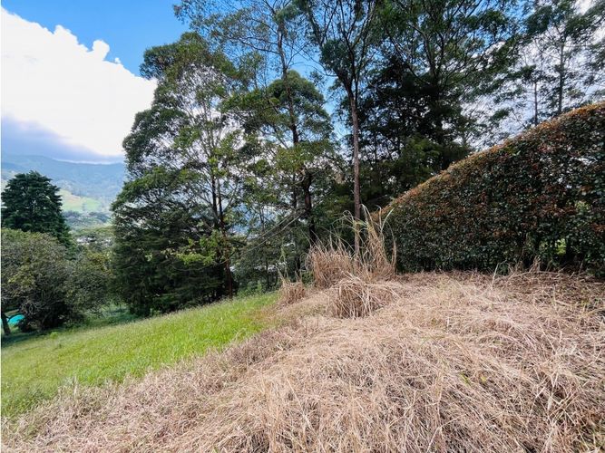 Lote en venta en Loma Del Escobero, Envigado, 1725 m² · foto 2 de 5