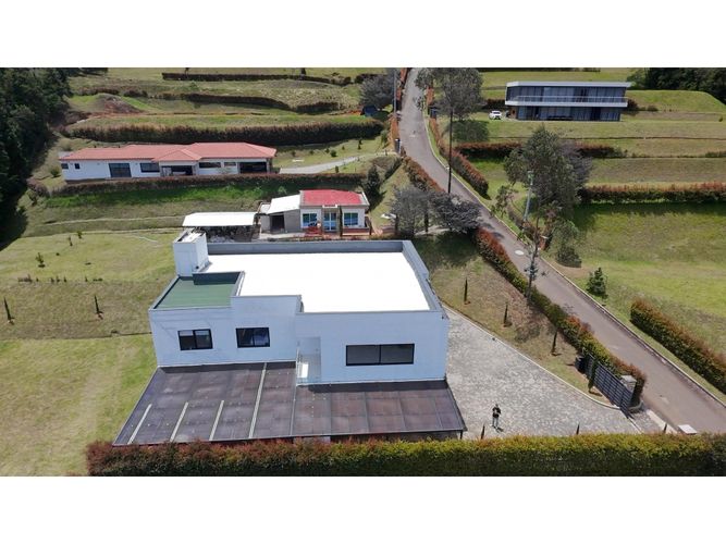 Casa de 5 alcobas en arriendo en San Antonio, Guarne · foto 3 de 24