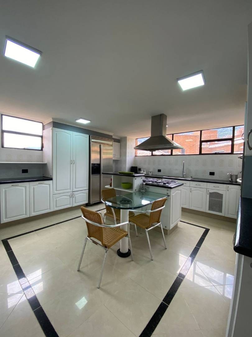 Apartamento en arriendo en Los Naranjos, Medellín · foto 3 de 24