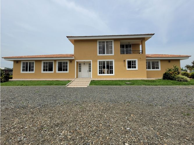 Casa de 5 alcobas en venta en Tribunas Corcega, Pereira, 400 m² · foto 2 de 24