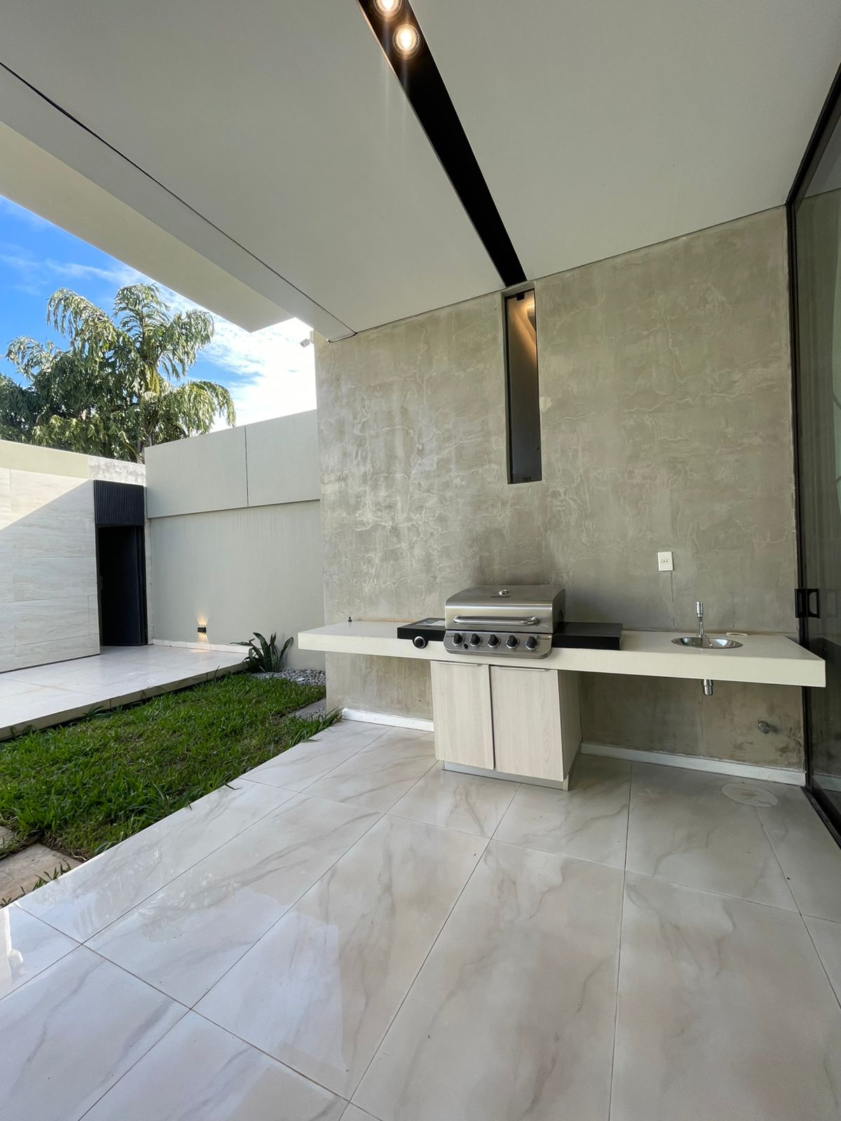 EN VENTA AMPLIO DUPLEX  DE 3 DORMITORIOS EN SUITE EN BARRIO MBURUCUYA — foto 2