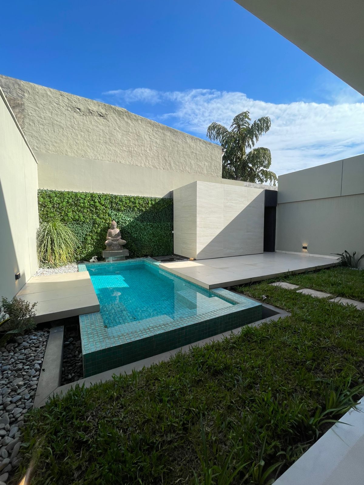 EN VENTA AMPLIO DUPLEX  DE 3 DORMITORIOS EN SUITE EN BARRIO MBURUCUYA — foto 3