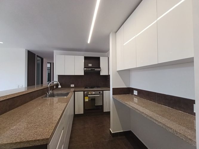 Apartamento de 3 alcobas en arriendo en Loma Del Esmeraldal, Envigado, 105 m² · foto 2 de 20
