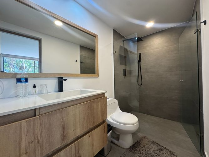Apartamento de 4 alcobas en arriendo en El Poblado, Medellín, 300 m² · foto 16 de 20