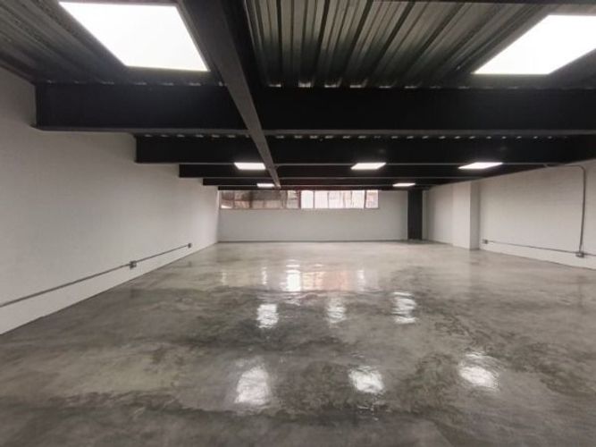 Bodega en arriendo en La Candelaria, Medellín, 136 m² · foto 2 de 9