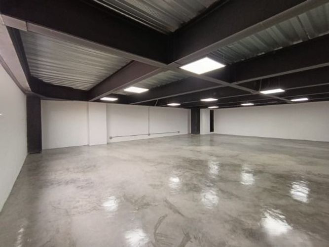 Bodega en arriendo en La Candelaria, Medellín, 136 m² · foto 3 de 9