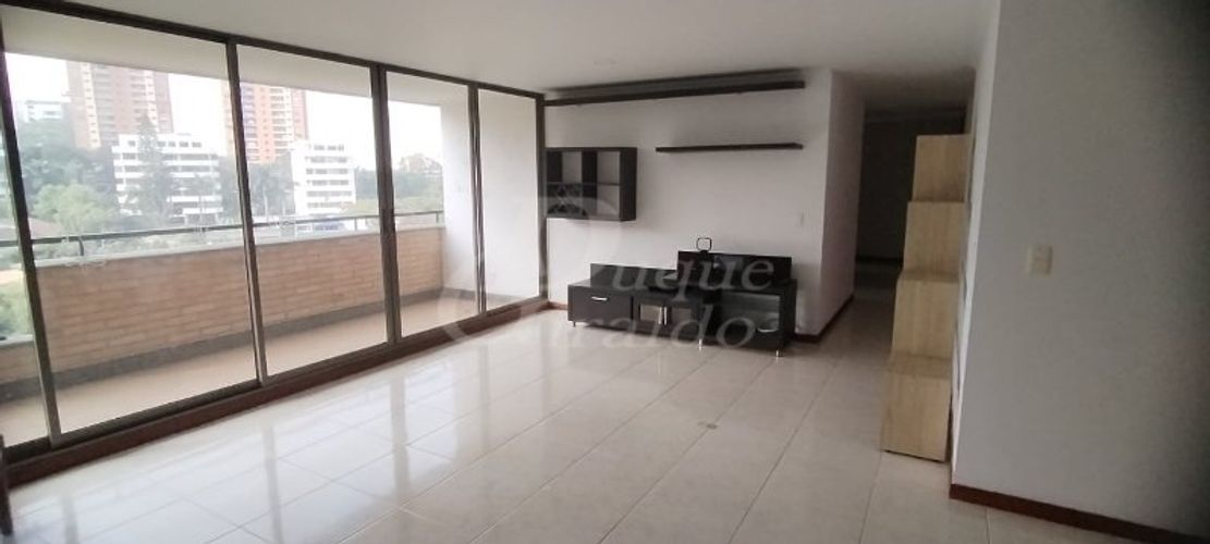 Apartamento de 3 alcobas en arriendo en La Florida, Medellín, 134 m² · foto 2 de 21