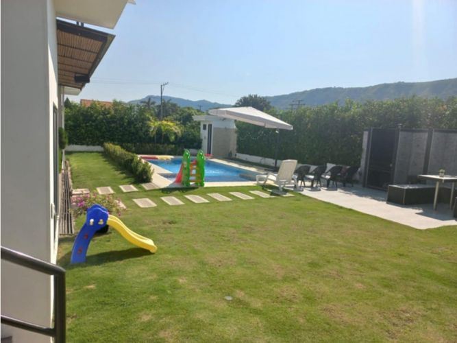 Casa de 5 alcobas en venta en Las Varas, Ricaurte, 500 m² · foto 2 de 23