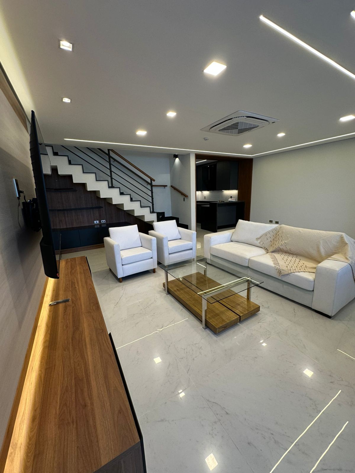Exclusiva Casa Pareada a Estrenar: Lujo y Confort en Alquiler — foto 3