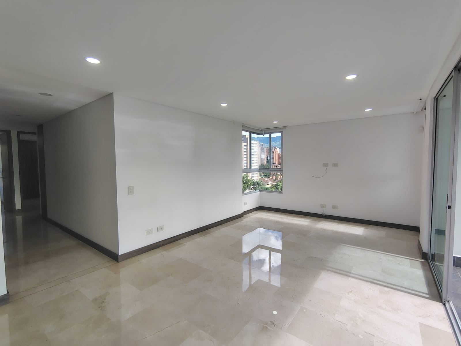 Apartamento en arriendo en El Poblado, Medellín · foto 3 de 19