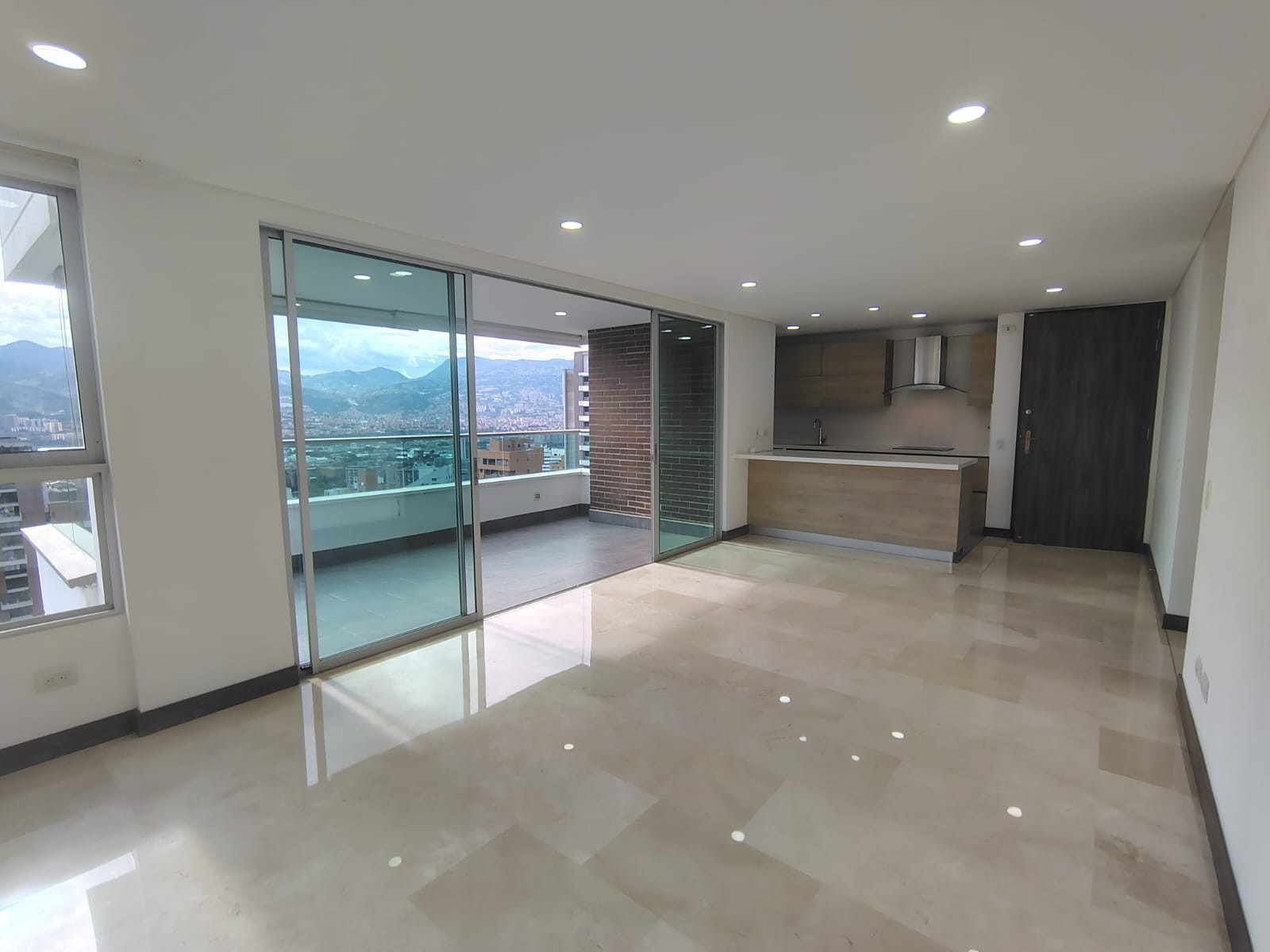 Apartamento en arriendo en El Poblado, Medellín · foto 2 de 19