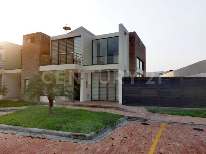 Casa de 4 alcobas en venta en Ricaurte, 195 m² · foto 2 de 15