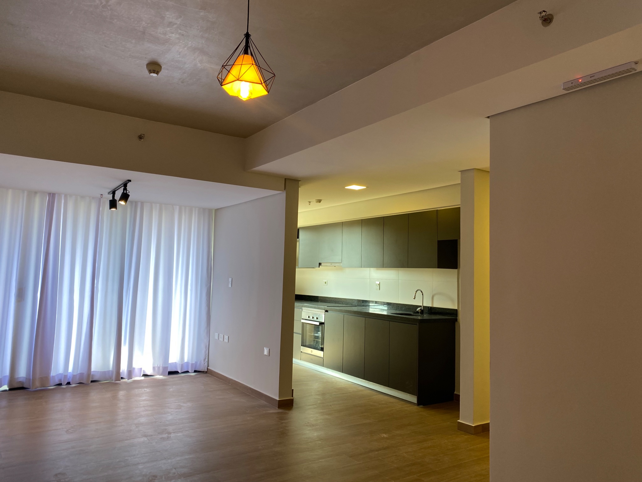 Alquilo departamento de 2 habitaciones con cochera en barrio Los Laureles — foto 3