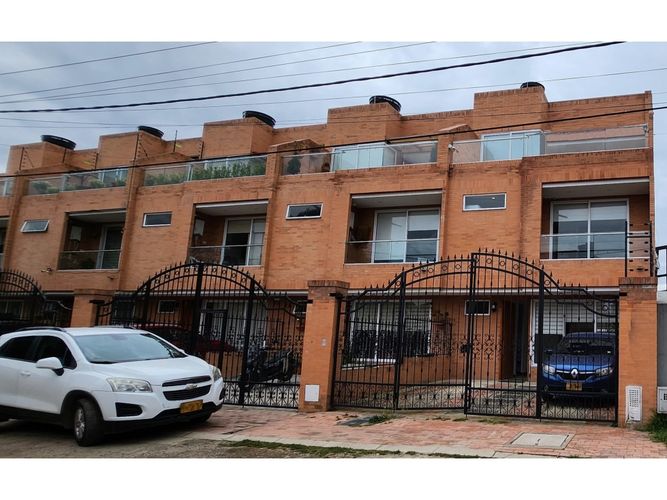 Casa de 3 alcobas en venta en Pueblo Viejo, Cota, 289 m² · foto 2 de 24