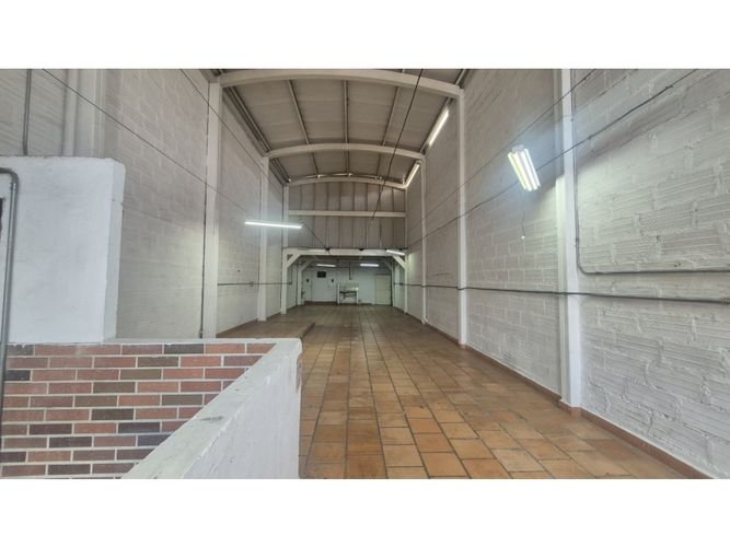 Bodega en arriendo en Cristo Rey, Medellín, 140 m² · foto 2 de 7