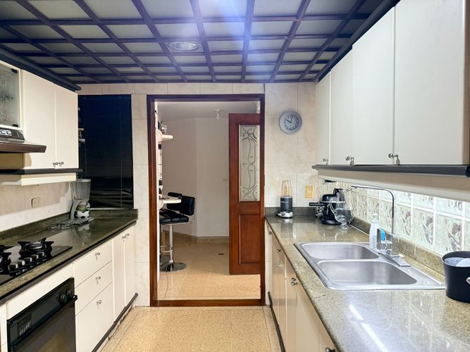 Apartamento de 3 alcobas en arriendo en El Poblado, Medellín, 198 m² · foto 7 de 18