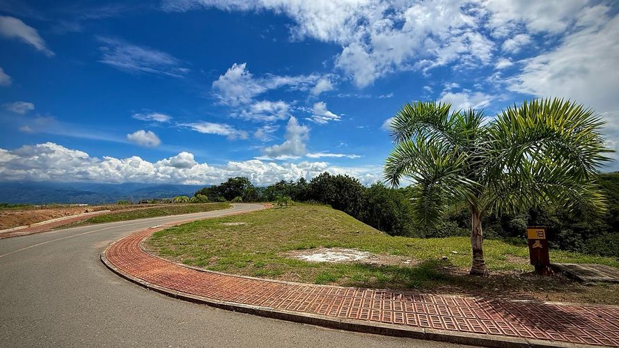 Lote en venta en Cerritos, Pereira, 2327 m² · foto 2 de 5
