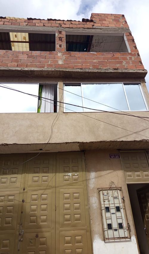 Casa de 8 alcobas en venta en Cerro El Diamante, Bogotá, 216 m² · foto 2 de 13