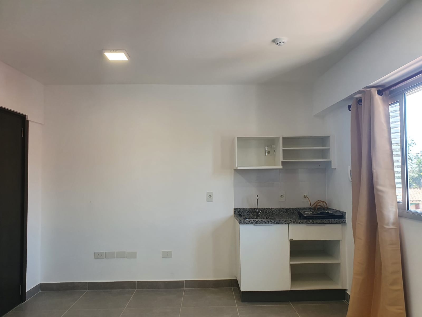 Exclusivo Monoambiente Amoblado en Mariano Roque Alonso: Vive la Comodidad a Pasos de la Universidad María Auxiliadora. — foto 2