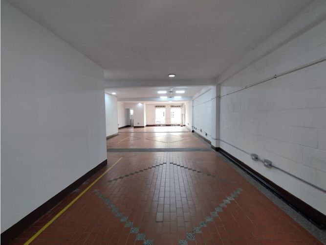 Bodega en arriendo en Cristo Rey, Medellín, 180 m² · foto 2 de 6