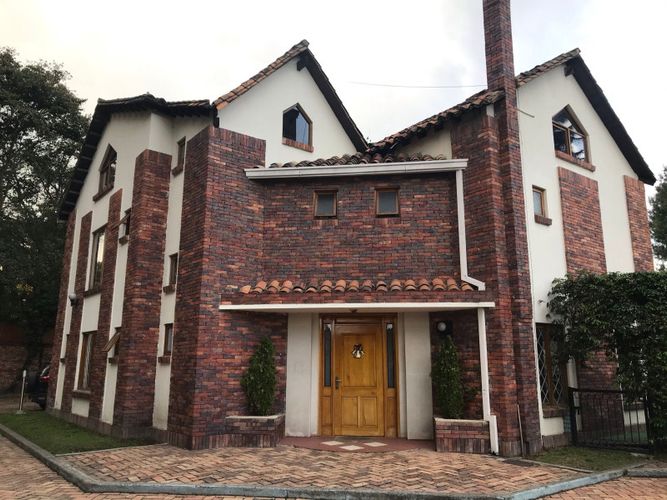 Casa de 5 alcobas en venta en San Jose De Bavaria, Bogotá, 265 m² · foto 1 de 24