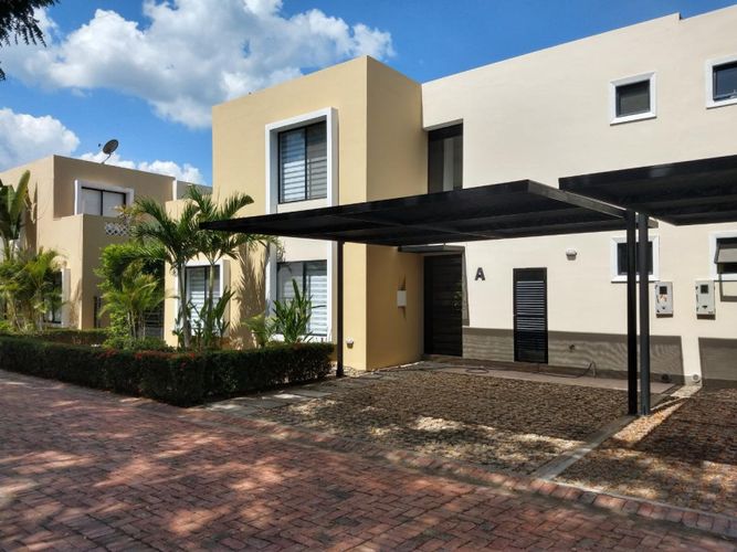 Casa de 4 alcobas en venta en Ricaurte, 319 m² · foto 2 de 24