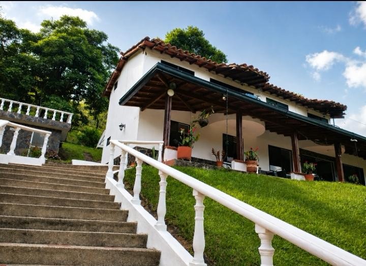 4BR Country House in Centro for Sale