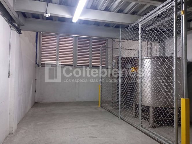 Bodega en venta en Glorieta Pilsen, Itagüí, 687 m² · foto 2 de 9