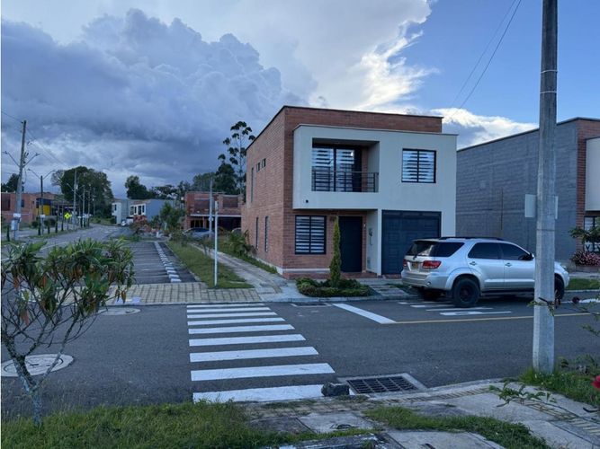 Casa de 3 alcobas en venta en La Alhambra, El Carmen de Viboral, 165 m² · foto 2 de 14