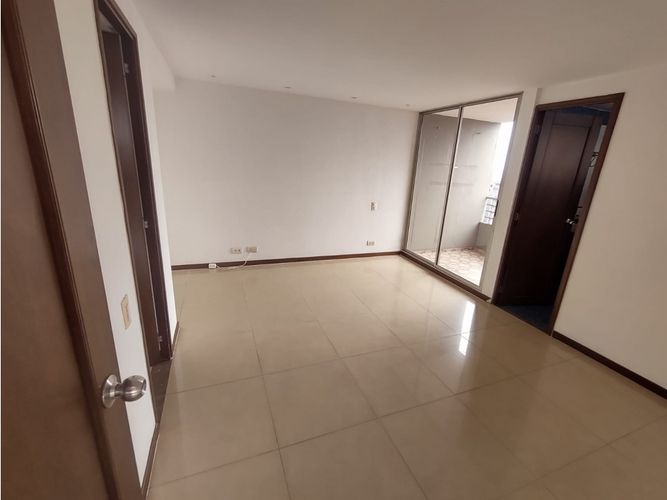 Apartamento de 3 alcobas en arriendo en Los Balsos, Medellín, 140 m² · foto 2 de 3