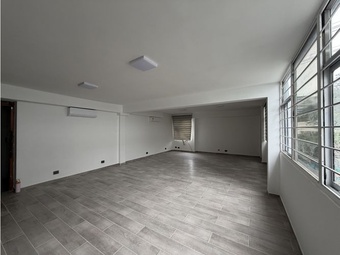 Oficina en arriendo en Manila, Medellín, 60 m² · foto 2 de 9