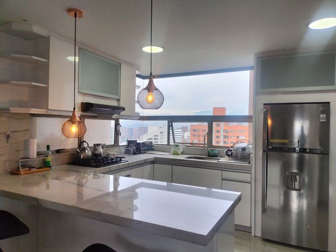 Apartamento de 2 alcobas en arriendo en El Poblado, Medellín, 130 m² · foto 4 de 16