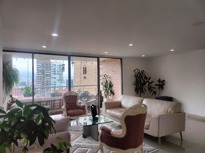 Apartamento de 2 alcobas en arriendo en El Poblado, Medellín, 130 m² · foto 2 de 16