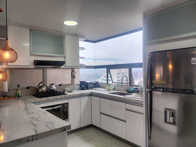 Apartamento de 2 alcobas en arriendo en El Poblado, Medellín, 130 m² · foto 3 de 16