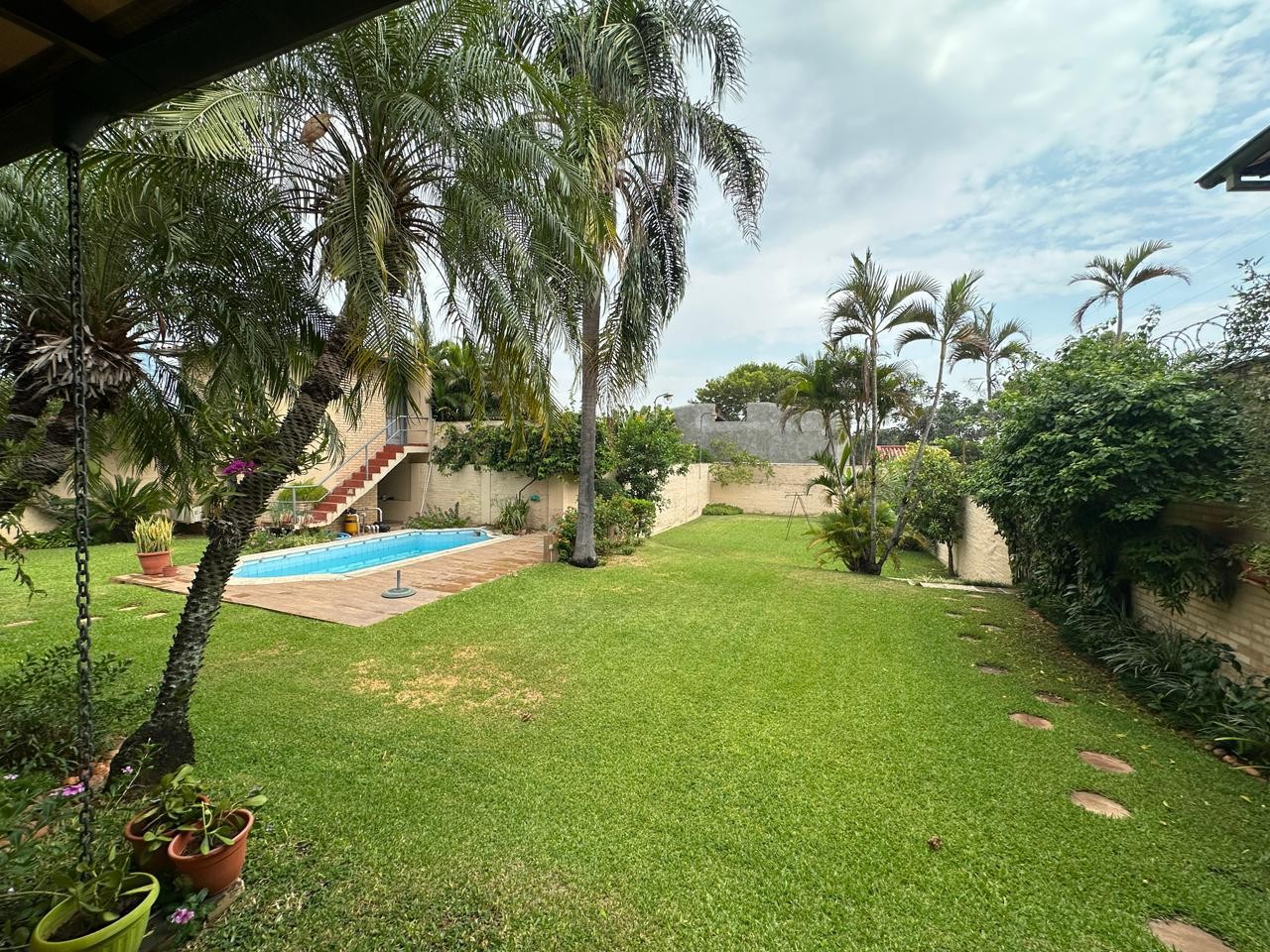ALQUILER DE AMPLIA RESIDENCIA CON PISCINA EN BARRIO JARA — foto 2